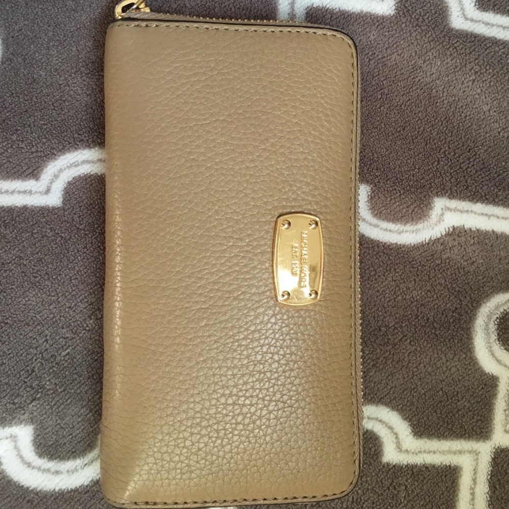 Michael kors tan wallet